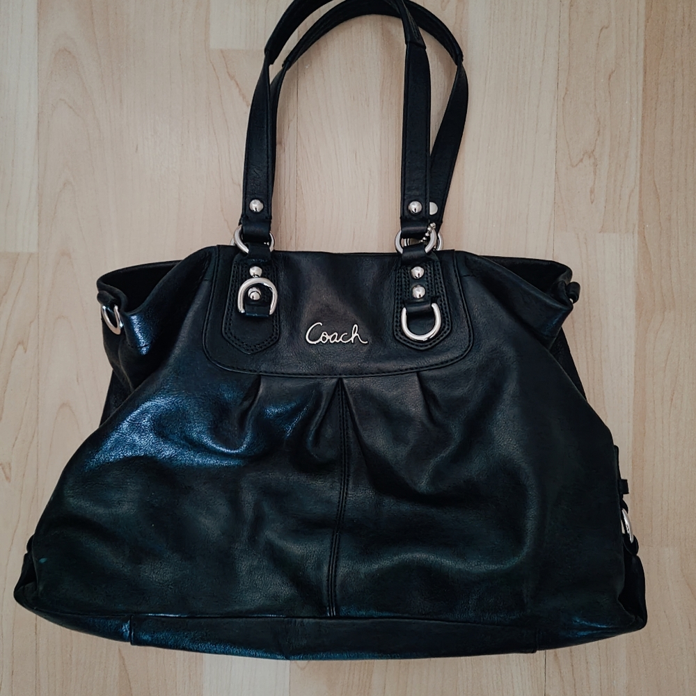 Amazing leather Coach purse
